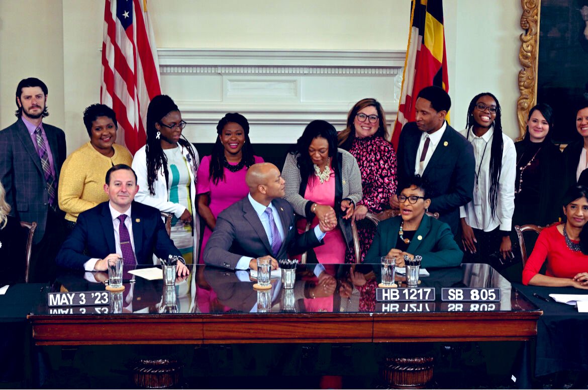 KarenToles4MD's tweet photo. Receiving my ceremonial pen! Thank you Madam Speaker @SpeakerAJones and Governor @iamwesmoore!#leadershipmatters #mySpeaker #myGov #Mdga2023 #HB1217 #LBCM https://t.co/8GB0UebhY2