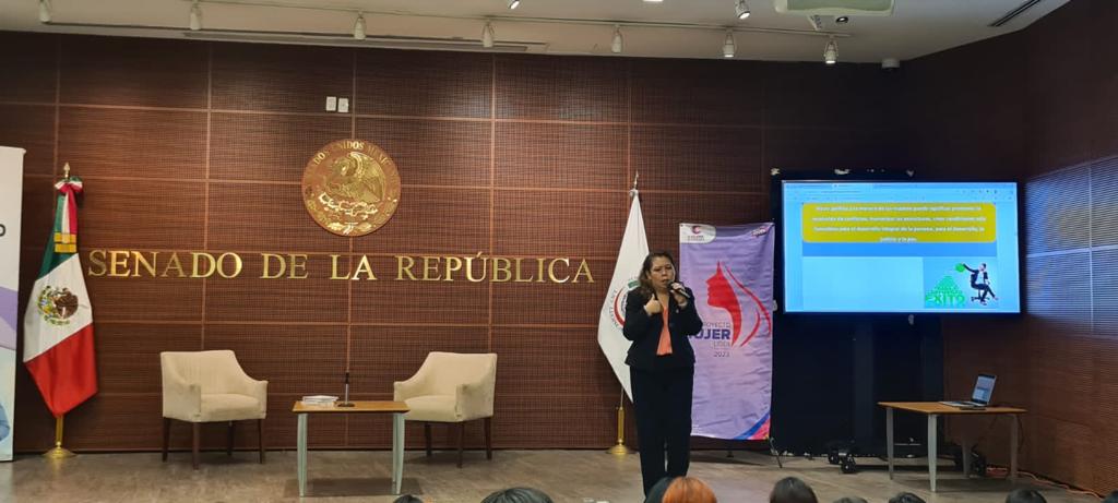AncifemNacional's tweet photo. Agradecemos al Instituto de la Juventud de Celaya, la invitación a la clausura de su Diplomado de Liderazgo: Proyecto Mujer Lider 2.0  con la conferencia "El desafío de ser mujer: los retos en una sociedad ambivalente" a cargo de nuestra Delegada en la #CDMX Carmen Vieyra. https://t.co/DhognXIfL7