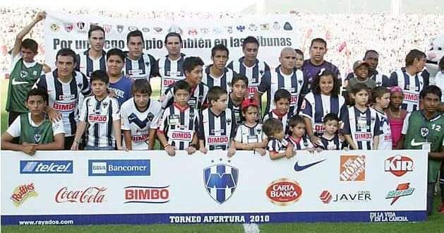 Erick18G's tweet photo. @Rayados Estar en la cancha del Tec para la foto del inicio del apertura 2010 y correr para aparecer a un lado del Chupete. Uno de mis mejores recuerdos. https://t.co/G4wahVFJsA