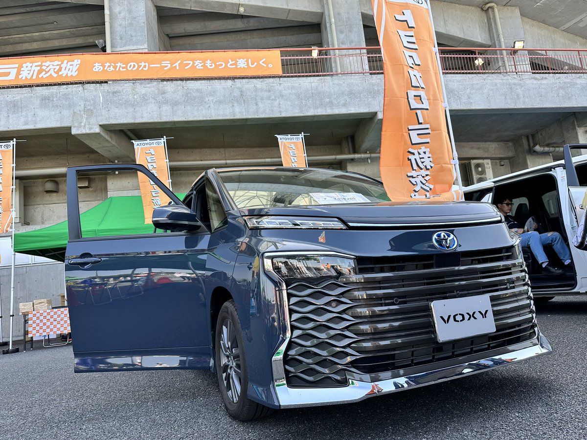 corolla_si's tweet photo. 快晴に恵まれた #ケーズデンキスタジアム にて #日本グランプリシリーズ が行われています🥰
#カロラッキー も #みとちゃん と写真が撮れて嬉しー✨✨
コラボうちわも配布中でーす😎 https://t.co/n5LpZ4Z09R