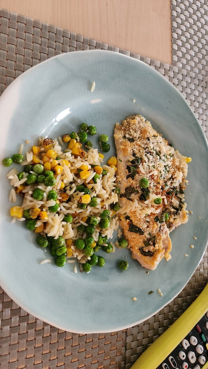 dswintal's tweet image. #CookingForOne l #MiamiGP

Nailed baked tilapia with chipotle seasoning, basil and panko. 

Package jasmine rice with frozen peas and corn.

Thursday.  Pressure on for the weekend.
