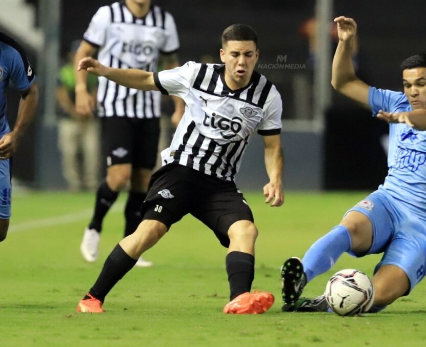 Mucha personalidad de Enso González 🇵🇾 vs Athletico. Encarador, insistente y atrevido al rematar.

Condujo en velocidad, cambió de ritmo, aportó ida y vuelta, dio pase con ventaja y dejó algún caño. Debe mejorar el equilibrio y no apresurarse, pero tiene talento el de Libertad.