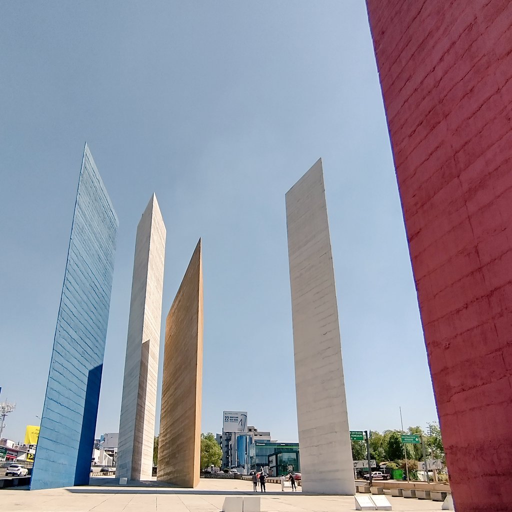 irimarq's tweet photo. Torres de Ciudad Satélite en #CDMX (1958), hito urbano y escultura monumental de Matías #Goeritz y Luis #Barragán. Hay que pasearlas para disfrutarlas de verdad, geometría cambiante según el punto de vista.
El #ViernesDeArte no podía ser otro. https://t.co/nHtFHYoC5T
