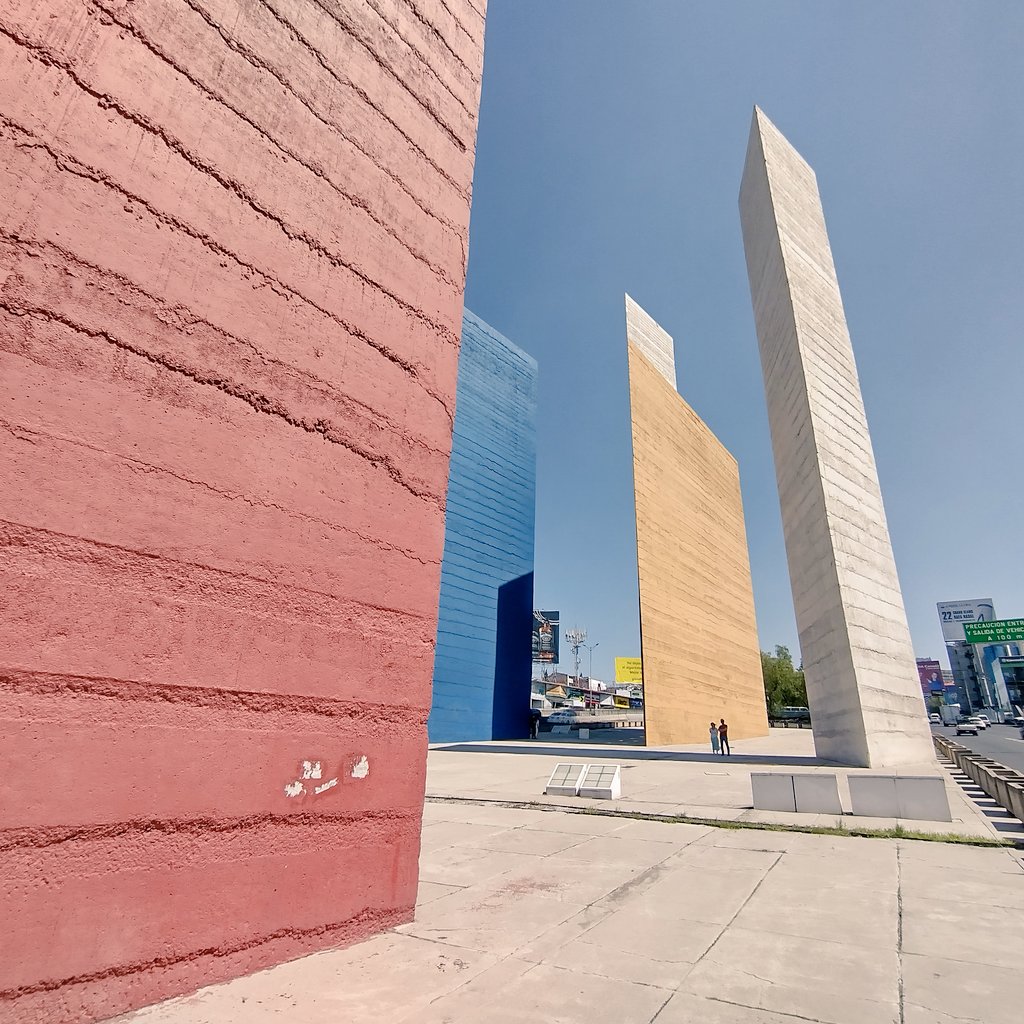 irimarq's tweet photo. Torres de Ciudad Satélite en #CDMX (1958), hito urbano y escultura monumental de Matías #Goeritz y Luis #Barragán. Hay que pasearlas para disfrutarlas de verdad, geometría cambiante según el punto de vista.
El #ViernesDeArte no podía ser otro. https://t.co/nHtFHYoC5T