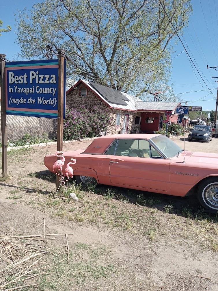 HONUTZ's tweet photo. @DanteTheDon next time you’re in Arizona go check this place out and make the sign make sense. Bring @stoolpresidente for a review. 🍕 🔥 🌍  🦩 🦩 

- T BIRD CAFE. Peeples Valley, Arizona. https://t.co/6fiAtywfEZ