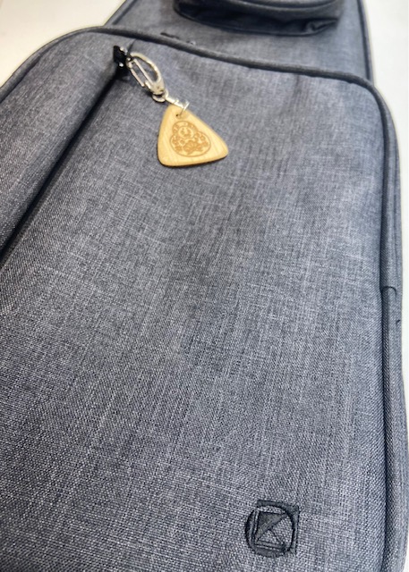shima_kanazawa's tweet photo. 石川県木能登ヒバを使用したひゃくまんさんピックがキーホルダーに♪
楽器ケースに装着すると石川県愛が光ります
石川県のお土産にもおすすめの一品　金沢フォーラス5Fにある島村楽器にてお��めいただけます

#能登ヒバ楽器プロジェクト
#ATENOTE
#ひゃくまんさん
#石川県 https://t.co/W2ub7N6YQG