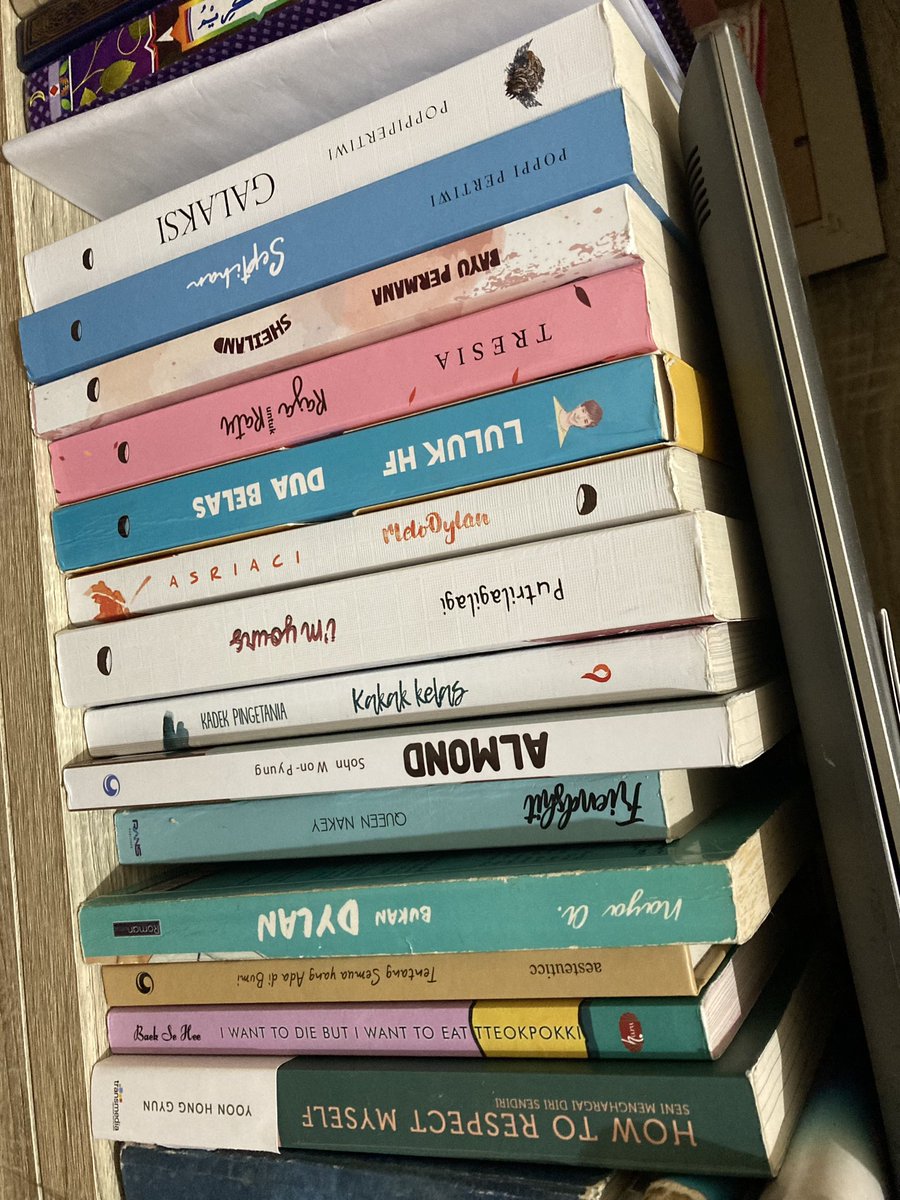 ziaesxilyly's tweet photo. wts (want to sell)
preloved novel (baru dibaca beberapa kali)
all only 50k/each
dom๐: batam only
#preloved #novelbekas #novel #mariposa #rajauntukratu #galaksi #septian https://t.co/0QbGZfFF2T