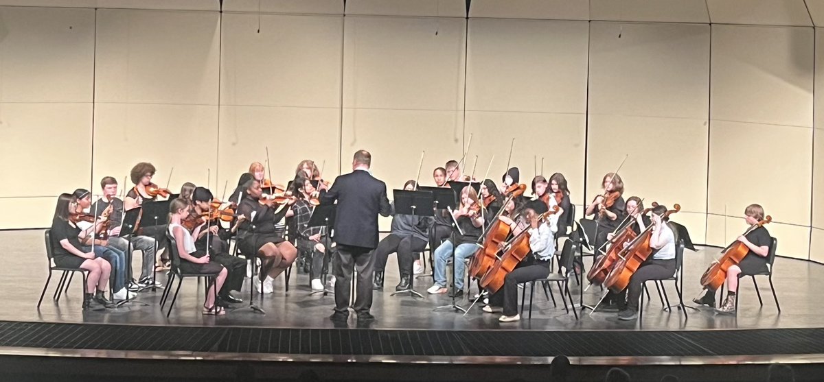MsWhitesides1's tweet photo. The family got to see the Lange & Oakland 7th & 8th grade orchestra concert. They did so great. Aria loved seeing Mr Sassy! #OneNorthside https://t.co/NlZpFbnO4E