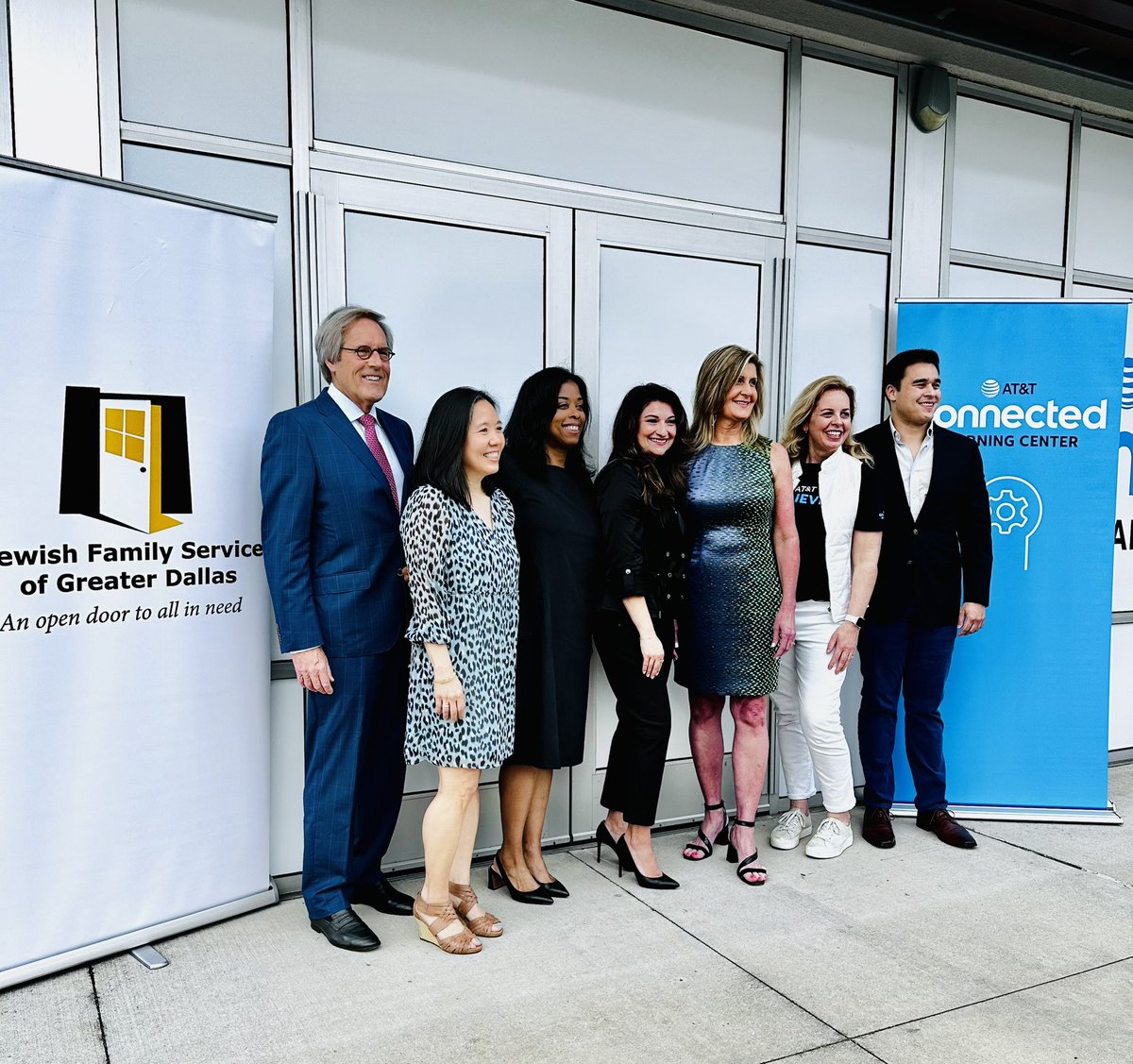 SSanjuaneloS's tweet photo. Today we opened our 4th #ConnectedLearningCenter in #Dallas. It’s the first of its kind, attached to a retail location! Another huge step towards bridging the #DigitalDivide.
#LifeATT #ATTBelieves #Addison #Community #JFS https://t.co/gZsOInxPoS