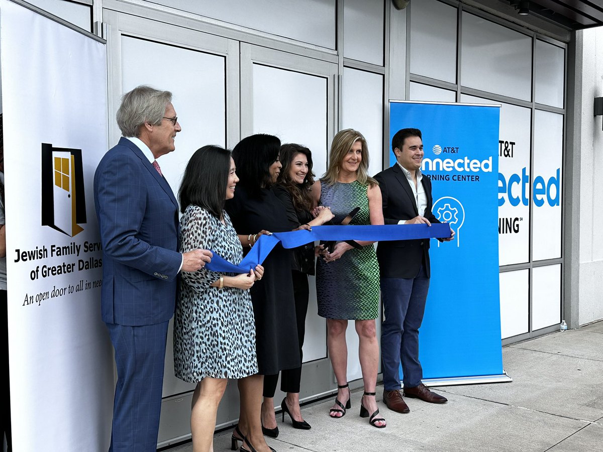 SSanjuaneloS's tweet photo. Today we opened our 4th #ConnectedLearningCenter in #Dallas. It’s the first of its kind, attached to a retail location! Another huge step towards bridging the #DigitalDivide.
#LifeATT #ATTBelieves #Addison #Community #JFS https://t.co/gZsOInxPoS