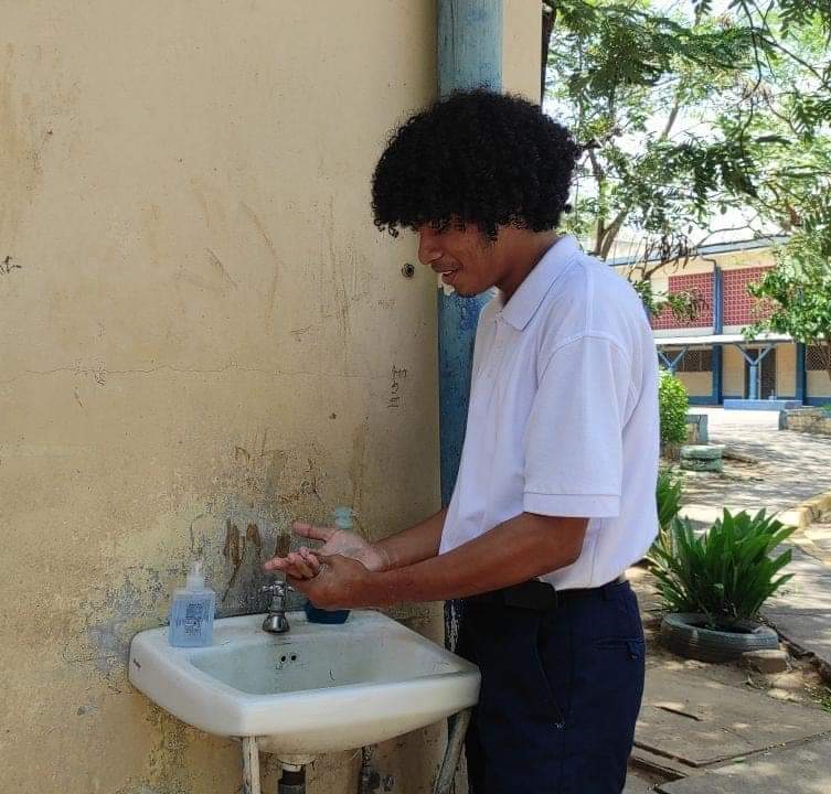 Está mañana se brindó una charla sobre  el lavado correcto de manos en el Colegio Maestro Gabriel con el objetivo de dar a conocer a los estudiantes la forma correcta del lavado de manos y de esta manera evitar enfermedades respiratorias y parasitarias. #SaludEnFamiliaYComunidad
