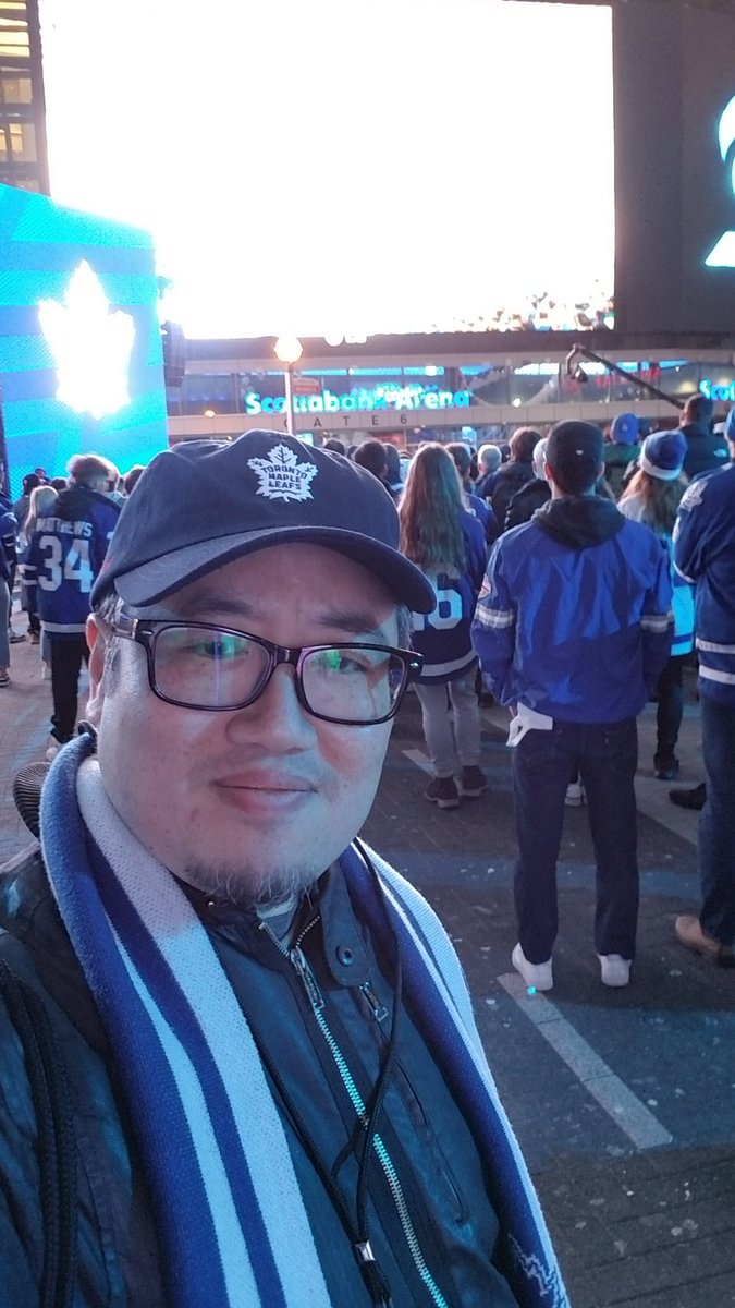 amchow78's tweet photo. Some @MapleLeafs fans by the entrance to the tailgate party at #MapleLeafsSquare ahead of game 2 of the #StanleyCupPlayoffs 🆚️ the @FlaPanthers! Absolute #Beliebers!😂
#MapleLeafs #LeafsForever #LeafsNation #GoLeafsGo #TML #StanleyCup #NHL #TorontoSports #ViewsFromThe6ix https://t.co/qBjYLfP12U