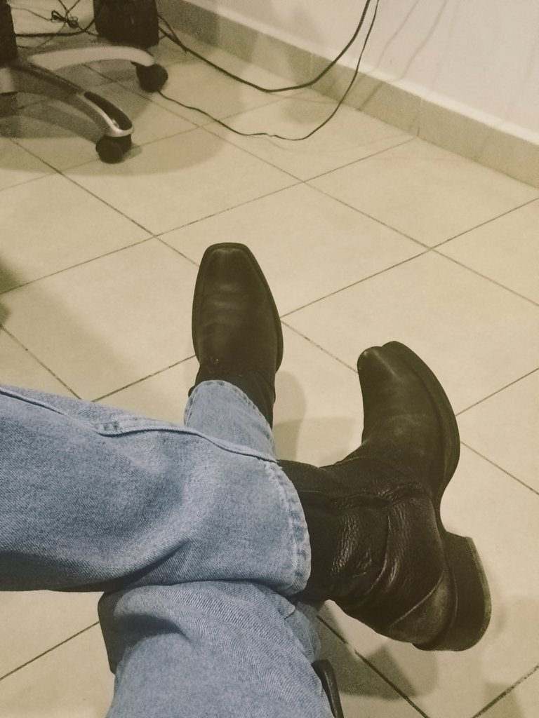 Esperando en el. Doctor pero siempre con botas #boots #bootlover #cuadra