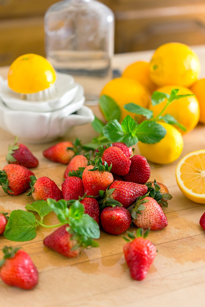Need a brunch beverage for this weekend that refreshing and easily made from scratch? Try my Boozy Mint Strawberry lemonade!🍓 RECIPE: bit.ly/boozy-mint-lem…
