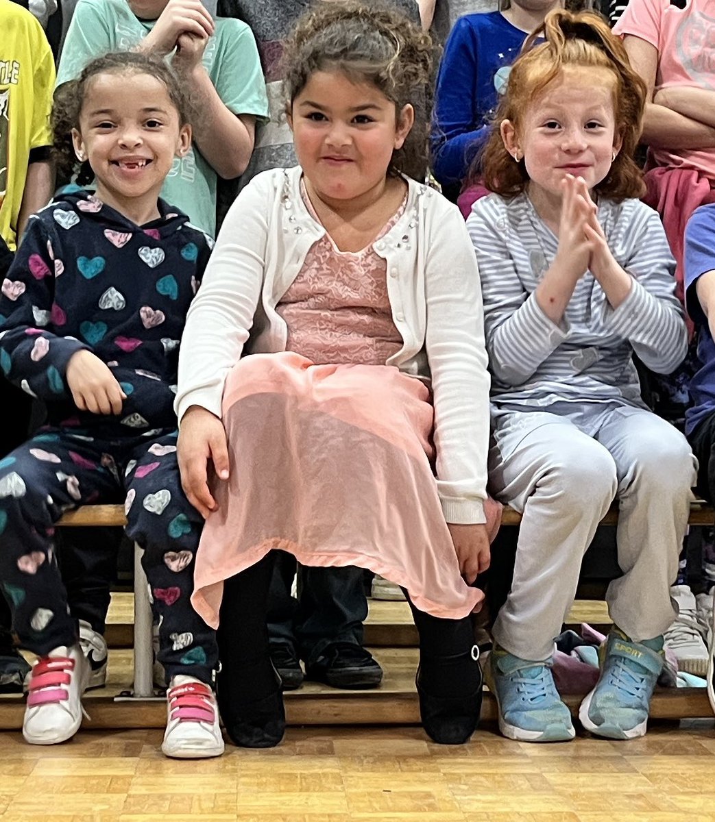 These faces say it all - pride, excitement, confidence and pure joy! This is what staff do for kiddos during their breaks. Thank you <a href="/CityFalcons/">Ford City Falcons</a> for lighting a spark in our students with extracurriculars like choir. This made my heart sing!! <a href="/gecdsbpro/">GECDSB PR</a> @mrsbrittnguyen