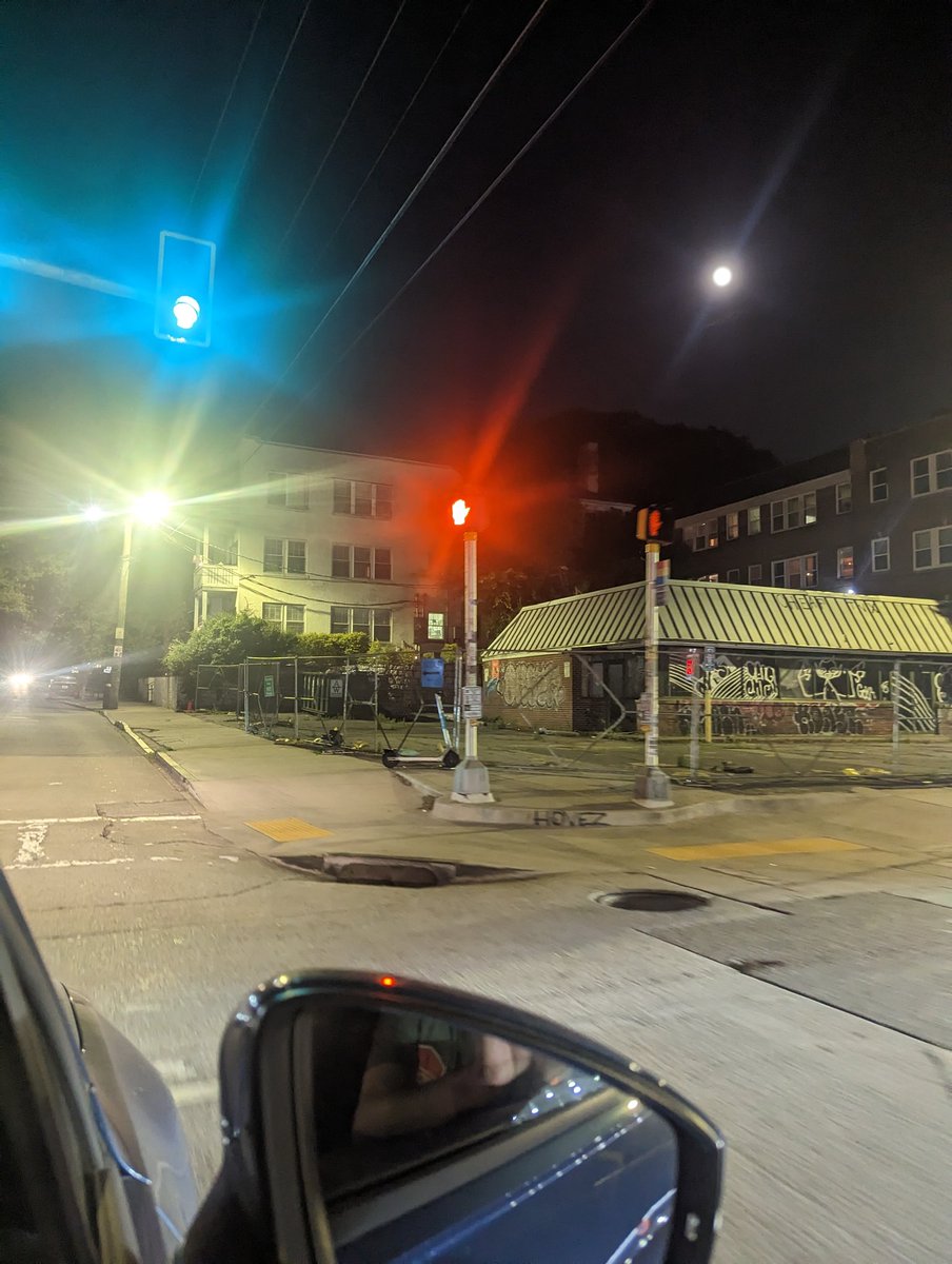 hectorhector's tweet photo. .@ATL311  There's an incredibly dangerous pedestrian signal at Euclid and Moreland that's facing the wrong way. It's facing west instead of north. A couple just almost got run over bc they thought the light was for them. https://t.co/XEZCZMEd2G