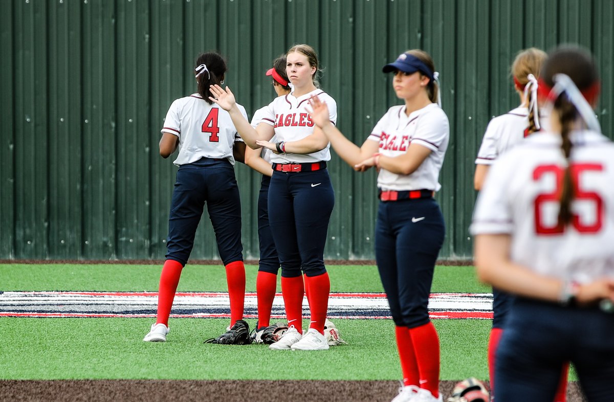 📸: During the National Anthem tonight, <a href="/AHS_Softball_/">Atascocita Softball</a> seniors <a href="/PickeringKasidi/">Kasidi Pickering</a> (<a href="/OU_Softball/">Oklahoma Softball</a> signee) and <a href="/raeganjennings/">Raegan Jennings 🌵</a> (<a href="/TexasTechSB/">Texas Tech Softball</a> signee) sign the entire anthem towards the crowd. #WeAreTheLight (<a href="/Always_CoachD/">Carlesa Dixon, M.Ed., RAA, CAA</a>)