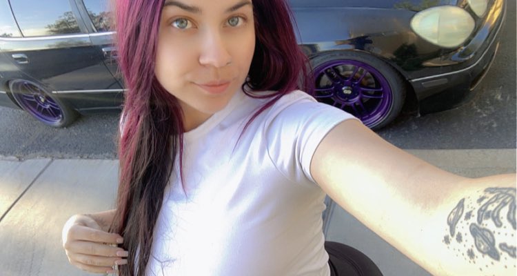 GUYS. If you love me can you pls retweet this :) twitter is fking me rn w interactions. If you like cars, Fortnite, gaming, or pretty girls you should follow me! I’ll be following 100 new people 😩💜