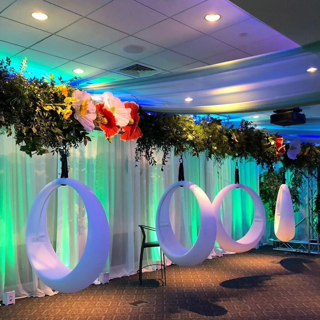 This memory popped up for us from a few years back for Suffolk Program Council -what a fun way to Swing into Spring! ⁠
⁠#EnchantedEvening #SpringFling #BostonEvents ⁠
⁠
floral design | @flouer_specialtyevents ⁠
⁠@suffolk_u @suffolkpc ⁠
⁠@perfectp… instagr.am/p/Cr1-5emMOL8/