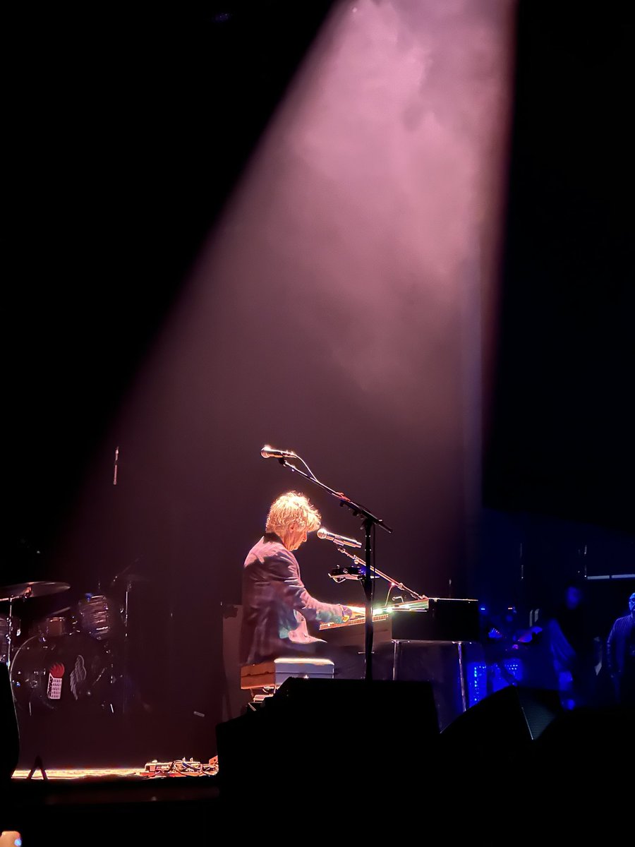 chrisjohnson_nz's tweet photo. Saw @CrowdedHouseHQ last night in Seattle. They crushed it! Loved it. As a kiwi in the US it made me very happy. ❤️ https://t.co/yUAQZTz1Ps