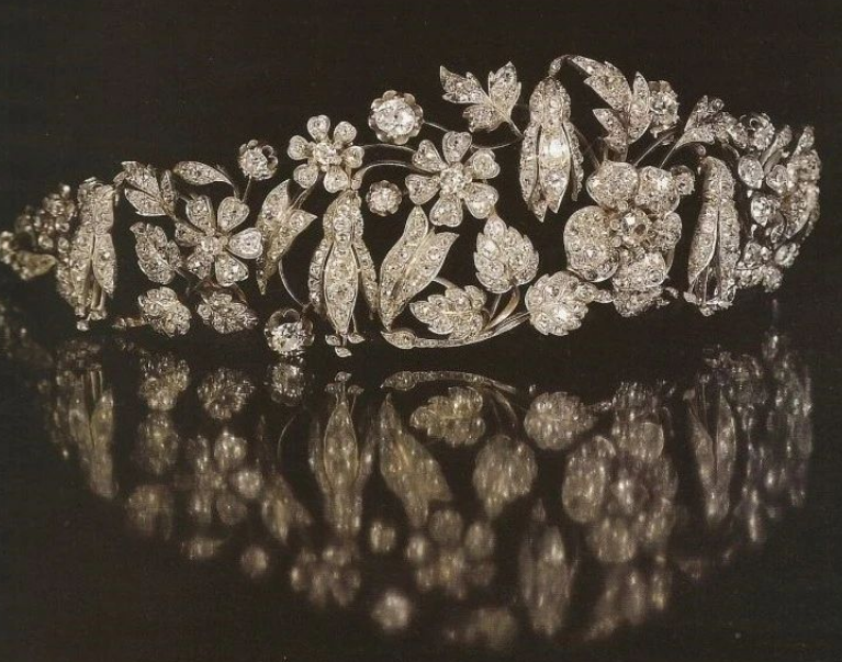 RobinLynnKing2's tweet photo. #EverythingRoyal #RoyalTiara
This tiara was created in 1845 and has remained for years in the collection of the Thurn und Taxis family. It has gained prominence when Gloria, The Princess Thurn und Taxis frequently wore the tiara. https://t.co/2foh8M5Syx
