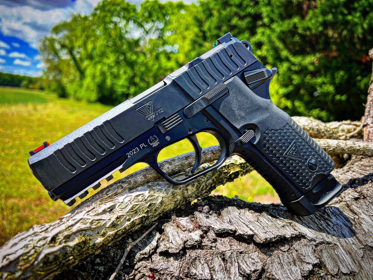 AtlanticFirearm's tweet photo. VIS 100 soaking up some sun. #atlanticfirearms #fbradom #vis100 https://t.co/xGFhbciTHJ