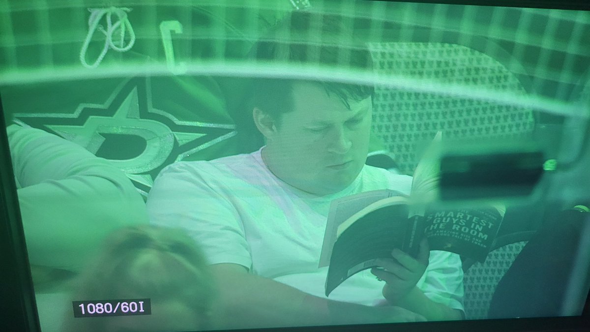 This guy has been reading this book since warm-ups all through the 1st period. "The Smartest Guys in the Room" about the Enron scandall. Great Doc!

What a unit!

#STARS <a href="/DallasStars/">Dallas Stars</a> #dallas #kraken <a href="/SeattleKraken/">Seattle Kraken</a> #NHLplayoffs