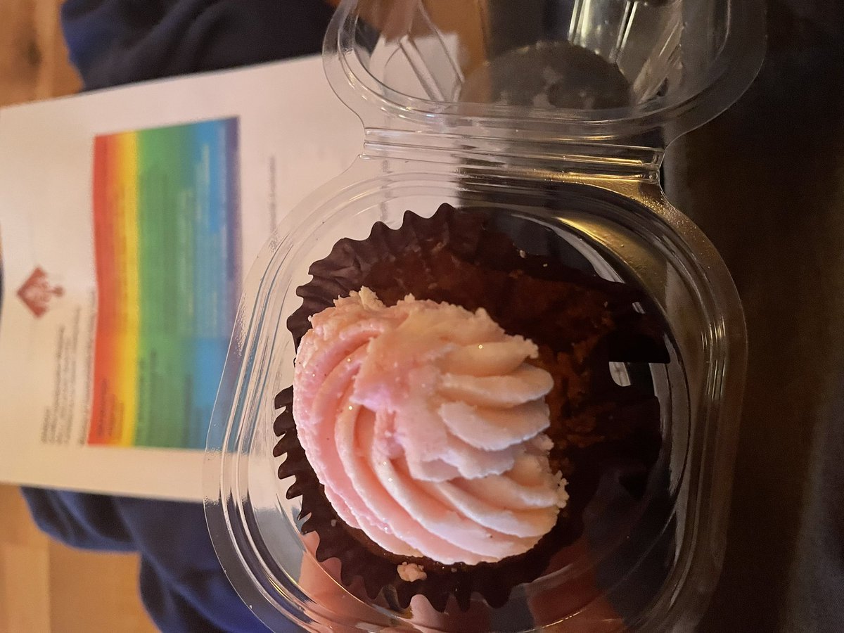 benayer's tweet photo. 4 minutes to enjoy the cupcake ,  followed by a 400 years for the package to breakdown. https://t.co/UjTeNUwdMk