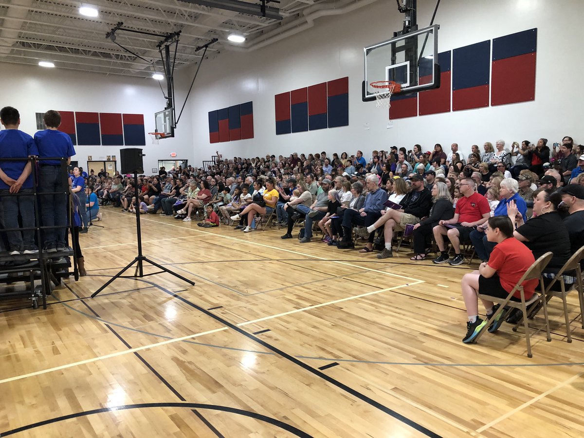 Halversontweets's tweet photo. Albert Lea Elementary Choir performs at Halverson Elementary tonight. Roughly 500 friends and family members attended. Thank you music teachers for making this happen. @AlbertLeaSchool #halversonrocks https://t.co/gTc8BSJUC4