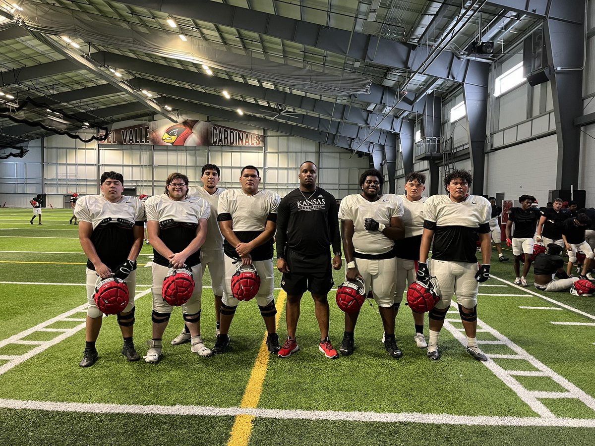 The CTF had a special guest join us today! Always a great day when <a href="/DekedrickSterns/">De’Kedrick Sterns</a> comes home for a visit! Thank you for sharing some words with these guys. <a href="/CoachPatmon/">Todd Patmon</a> <a href="/DVCardinalsFB/">Del Valle Football</a> <a href="/KU_Football/">Kansas Football</a> <a href="/dvisd_athletics/">Del Valle ISD Athletics</a>