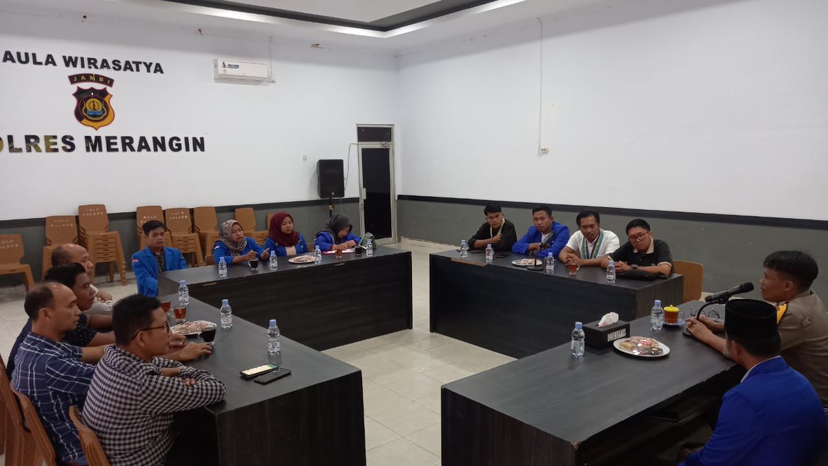PolresMerangin6's tweet photo. Kapolres Merangin AKBP Dewa Ngakan Nyoman Arinata.,S.I.K.,M.H melaksanakan Kegiatan Jum'at dengan Pengurus PMII Cabang Merangin yang baru masa Khidmat 2022-2023 di Aula Wirasatya Polres Merangin.

#polresmeranginupdate
 #merangin https://t.co/6oRifFcLKl