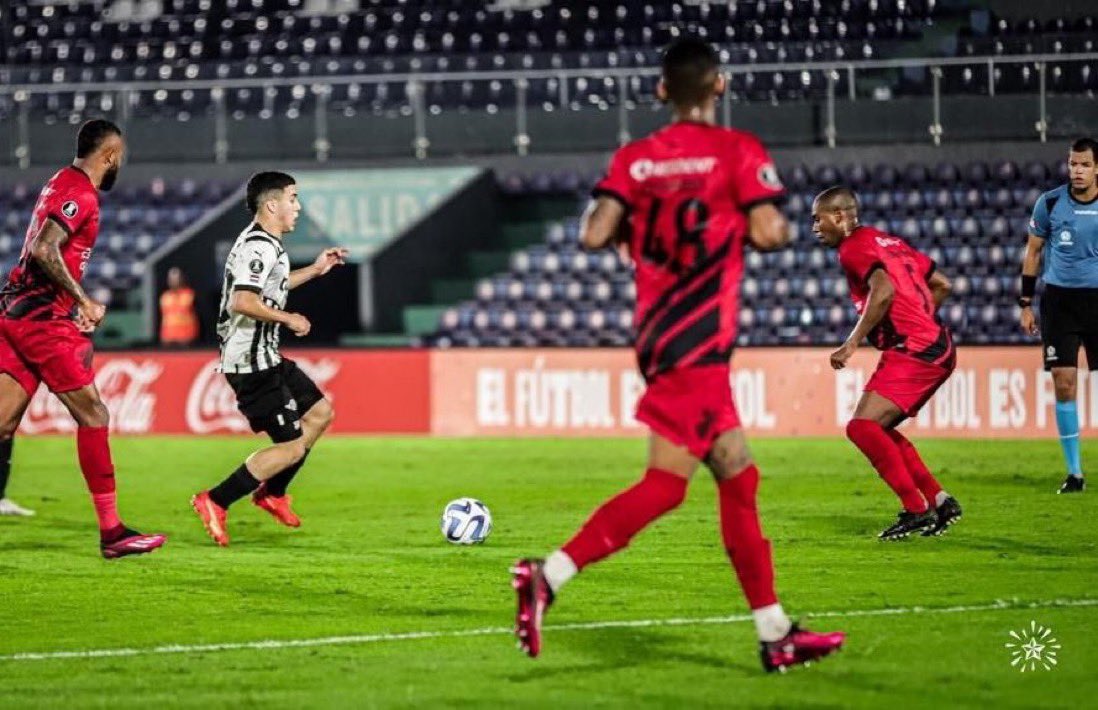 Gambeteo a todos, la pidió siempre y se hizo lider del equipo cuando Garnero inventó los cambios. Personalidad a la altura de un jugador maduro, pero con solo 18 años! 
Enso Gonzalez, de la huerta para el 🌍 🇵🇾