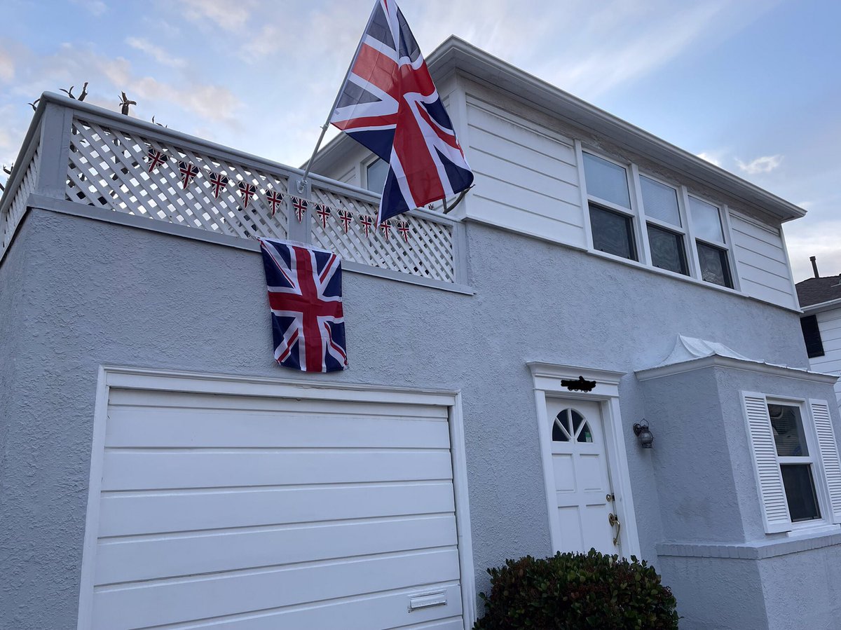 OX7_Sarah's tweet photo. #Bunting and #UnionJack flags up and waving in #ManhattanBeach in the #SoCal wind in preparation for #TheCoronation.  Excitement building!

#GodSaveTheKing, #BestofBritish, #BritishRoyalFamily 
🇬🇧👑🇬🇧👑🇬🇧👑🇬🇧👑🇬🇧👑🇬🇧👑 https://t.co/Fg9ypGObJa