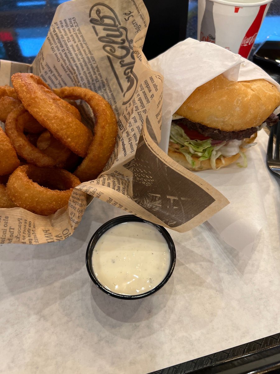 ContraAl's tweet photo. Famous burger and rings (@ Famous Burgers in Rancho Cordova, CA) https://t.co/tSfmQe8e2P https://t.co/IOaWWrCZPa