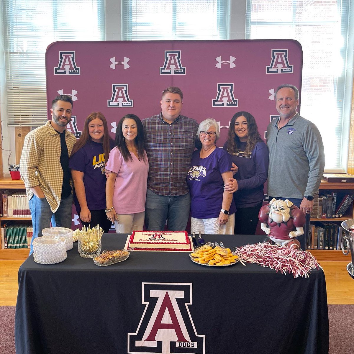 BrodyStewart68's tweet photo. Signing Day‼️Thank you to everyone who has supported me and helped me get to where I am! Looking forward to playing at the next level @UNAFootball! Go Lions!
@AndyBulldogsFB https://t.co/fNWq82Qb45