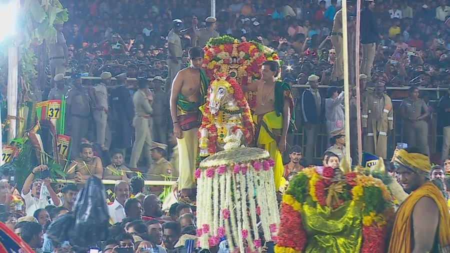 itzGunaa's tweet image. மதுரையில் இன்று மட்டும் கள்ளழகர் ஆட்சி! 🙏🏼

கோவிந்தா கோவிந்தா
என பக்தர்கள் கோஷம் விண்ணை முட்ட

நாடு செழிக்க, விவசாயம் செழிக்க பச்சைப் பட்டு உடுத்தி தங்க குதிரை வாகனத்தில் மதுரையே அதிர கள்ளழகர் வைகையில் எழுந்தருளினார்.
#Kallazhagar 🙏🏼🔥🫶
#Madurai  #VaigaiRiver
#chithiraithiruvila