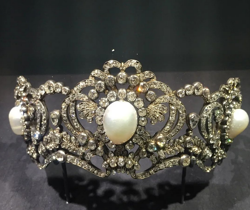 RobinLynnKing2's tweet photo. #EverythingRoyal #RoyalTiara https://t.co/Vo5iKIHOdG