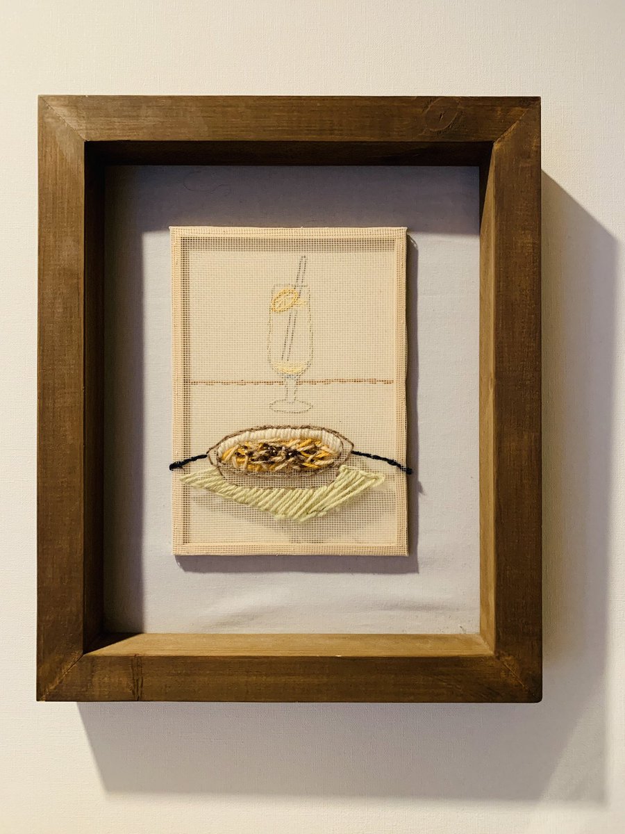 後輩のふたみいずみちゃん（@Izumi_clara ）の作品をよく使う部屋に飾らせてもらいました🥳
優しくて暖かみがあるけど存在感の強い作品です😎
これからも少しずつ作品を増やしていきたいところ👀 https://t.co/mhUgFtqq7D