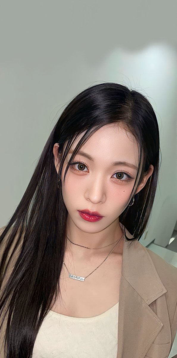 fromiswallpaper's tweet photo. she’s perfect // #프로미스나인 #fromis_9 #이채영 #leechaeyoung https://t.co/D1wOaBWs8K