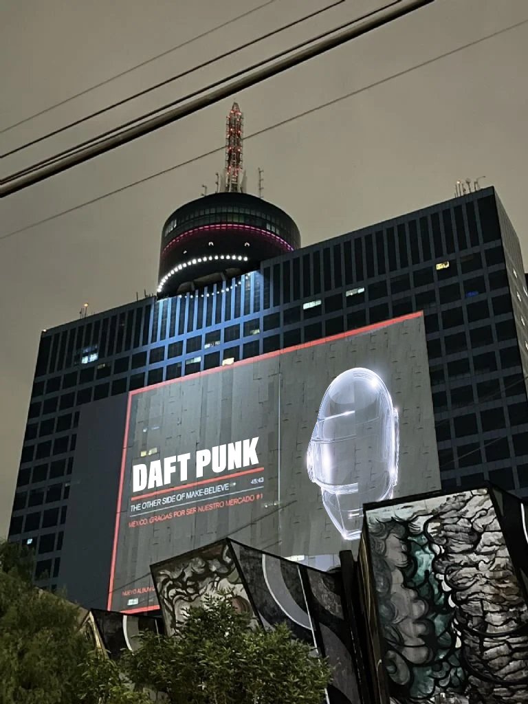 LuisFuzz_'s tweet photo. Daft Punk el 11 de mayo: https://t.co/pBSXU1t712