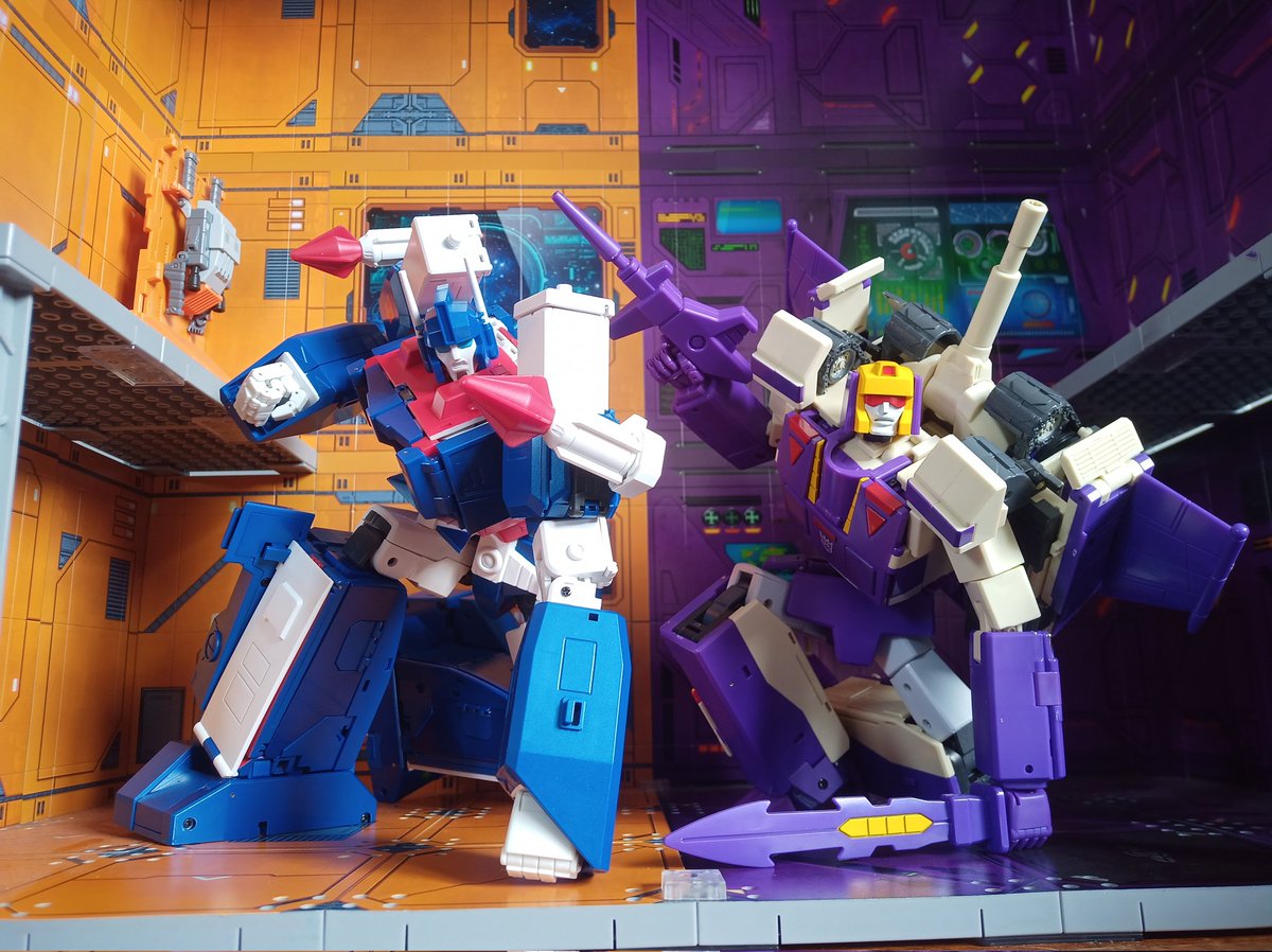 Kureigu8's tweet image. A figure pulling off this pose and looking good just makes me happy. #Transformers #Blitzwing #ST01 #UltraMagnus #Stack #G1 #toyphotography