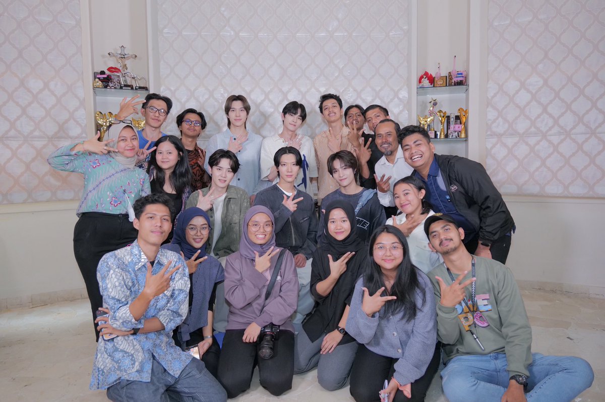 WayV_official's tweet photo. What a lovely family!!! Thank you for preparing various Indonesian food and snacks for us🥰🥰🥰Great to see the cute faces of Thalia and Thania😝and the amazing singing of Betrand👏🏻Terima kasih!

#TheOnsuFamily 
#WayV #WeiShenV #威神V https://t.co/Hk1zIoHxyT
