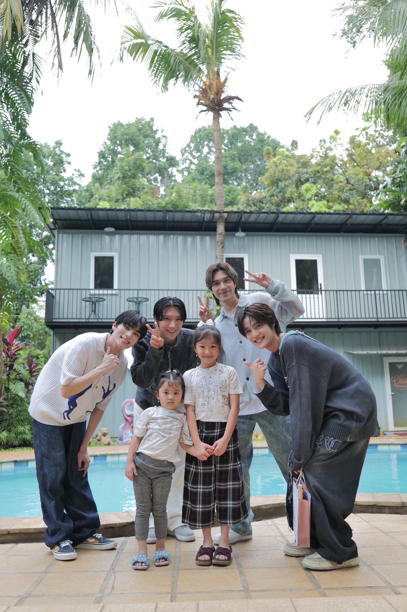 WayV_official's tweet photo. What a lovely family!!! Thank you for preparing various Indonesian food and snacks for us🥰🥰🥰Great to see the cute faces of Thalia and Thania😝and the amazing singing of Betrand👏🏻Terima kasih!

#TheOnsuFamily 
#WayV #WeiShenV #威神V https://t.co/Hk1zIoHxyT