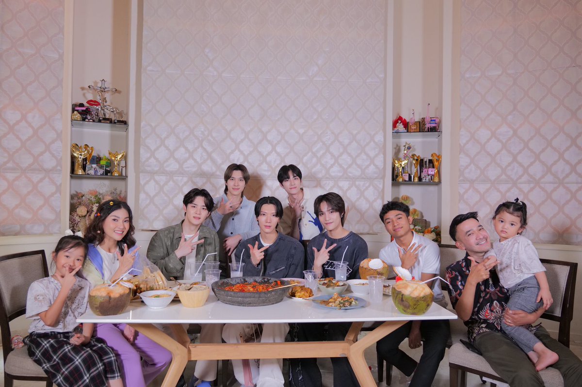 WayV_official's tweet photo. What a lovely family!!! Thank you for preparing various Indonesian food and snacks for us🥰🥰🥰Great to see the cute faces of Thalia and Thania😝and the amazing singing of Betrand👏🏻Terima kasih!

#TheOnsuFamily 
#WayV #WeiShenV #威神V https://t.co/Hk1zIoHxyT