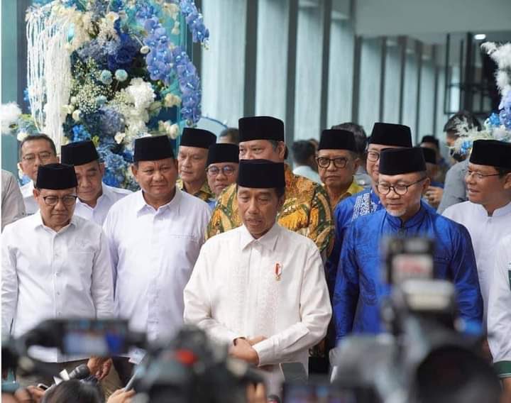 TeddGus's tweet photo. PRESIDEN JOKOWI MEMANG WAJIB CAWE-CAWE DI PILPRES 2024, SESUAI SUMPAH JABATANNYA.. 

Presiden dituding negatif karena cawe-cawe urus Pilpres 2024. Apa salahnya Presiden cawe-cawe urus Pilpres 2024? dan memang harus cawe-cawe! karena itu bagian dari peran Presiden. Jadi salah besar jika cawe-cawe dianggap hal negatif, karena memang harus cawe-cawe. 

Cawe-cawe itu artinya ikut membantu mengerjakan (membereskan, merampungkan); ikut menangani. Jadi Jokowi wajib ikut mengerjakan bagaimana Pilpres ini berjalan dengan baik, bahkan ikut menangani agar supaya Pemerintahan selanjutnya berjalan sesuai dengan rel konstitusi. 

Termasuk ikut mengarahkan siapa saja para tokoh yang punya semangat dan jiwa nasionalisme untuk berlaga di Pilpres 2024. Jadi siapapun dari para tokoh itu yang dipilih rakyat, mereka akan menjalankan tugas sesuai dengan amanat konstitusi.

Walaupun tidak diminta oleh Partai Politik, Presiden Jokowi mempunyai kewajiban mengarahkan sosok-sosok yang bisa dipilih oleh rakyat dan ini sudah beliau lakukan 2 tahun belakangan ini. Apalagi jika diminta oleh Partai Politik, tentu lebih baik lagi. Dan saat ini, memang Partai Politik sengaja melibatkan Presiden.. 

Sebagai Presiden, tentu beliau mendapatkan informasi intelijen yang valid, sehingga Presiden wajib cawe-cawe untuk kemaslahatan negeri ini. Tentu Presiden Jokowi punya kewajiban sesuai dengan sumpahnya dalam UUD 45, menghalau orang-orang yang jelas akan menjerumuskan dan merusak negeri ini untuk berkuasa. 

TEDDY GUSNAIDI
Wakil Ketua Umum dan Juru Bicara Partai Garuda