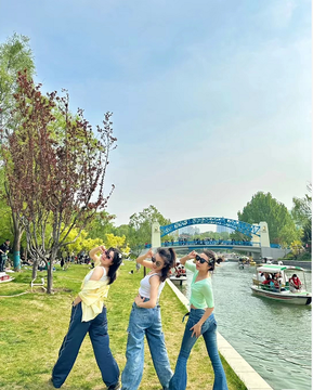 Mr_B_P_'s tweet photo. Catching up on my May Day holiday, Chaoyang Park was perfect for a picnic! https://t.co/Opf3kYLzyk