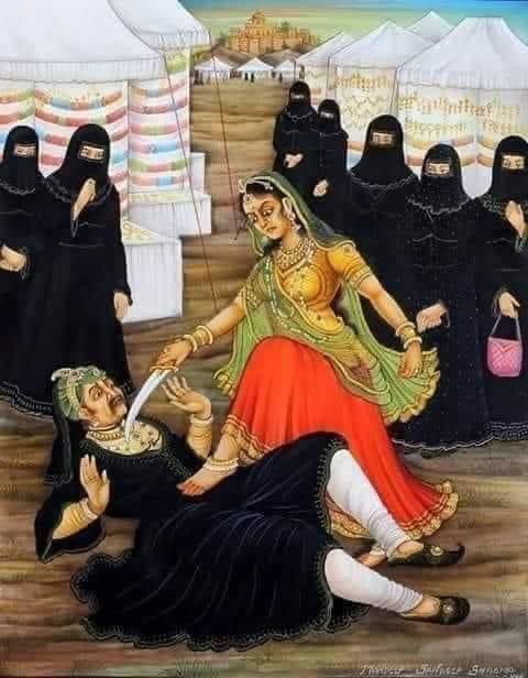 SanatanTalks's tweet photo. अकबर की महानता का गुणगान तो कई चाटुकार इतिहासकारों ने किया है लेकिन अकबर की औछी हरकतों का वर्णन बहुत कम इतिहासकारों ने किया है।

अकबर अपने गंदे इरादों से प्रतिवर्ष दिल्ली में नौरोज का मेला आयोजित करवाता था जिसमें पुरुषों का प्रवेश निषेध था अकबर इस मेले में महिला की वेष-भूषा में जाता था और जो महिला उसे मंत्र मुग्ध कर देती थी उसे दासियाँ छल कपटवश अकबर के सम्मुख ले जाती थी। एक दिन नौरोज के मेले में महाराणा प्रताप की भतीजी छोटे भाई महाराज शक्तिसिंह की पुत्री मेले की सजावट देखने के लिए आई जिनका नाम बाईसा किरणदेवी था जिनका विवाह बीकानेर के पृथ्वीराज जी से हुआ।

बाईसा किरणदेवी की सुंदरता को देखकर अकबर अपने आप पर काबू नही रख पाया और उसने बिना सोचे समझे दासियों के माध्यम से धोखे से जनाना महल में बुला लिया और जैसे ही अकबर ने बाईसा किरणदेवी को स्पर्श करने की कोशिश की किरणदेवी ने कमर से कटार निकाली और अकबर को ऩीचे पटकर छाती पर पैर रखकर कटार गर्दन पर लगा दी और कहा “नींच नराधम तुझे पता नहीं मैं उन महाराणा प्रताप की भतीजी हुं जिनके नाम से तुझे नींद नहीं आती है बोल तेरी आखिरी इच्छा क्या है”?

अकबर का खुन सुख गया कभी सोचा नहीं होगा कि सम्राट अकबर आज एक राजपूत बाईसा के चरणों में होगा अकबर बोला मुझे पहचानने में भूल हो गई मुझे माफ कर दो देवी तो किरण देवी ने कहा कि आज के बाद दिल्ली में नौरोज का मेला नहीं लगेगा और किसी भी नारी को परेशान नहीं करेगा अकबर ने हाथ जोड़कर कहा आज के बाद कभी मेला नहीं लगेगा उस दिन के बाद कभी मेला नहीं लगा।

इस घटना का वर्णन गिरधर आसिया द्वारा रचित सगत रासो मे 632 पृष्ठ संख्या पर दिया गया है बीकानेर संग्रहालय में लगी एक पेटिंग मे भी इस घटना को एक दोहे के माध्यम से बताया गया है -

किरण सिंहणी सी चढी उर पर खींच कटार,
भीख मांगता प्राण की अकबर हाथ पसार॥

धन्य है किरण बाईसा, उनकी वीरता को नमन् 🙏