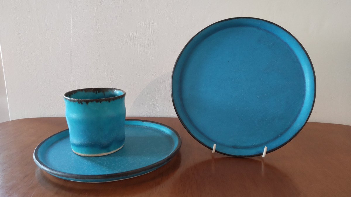 DiningZakka_T's tweet photo. 《雑貨のご案内》

千葉県　陶芸家
#長谷川正治 さんの #トルコブルー の器が入荷しています。

海と空をイメージして制作されたトルコブルーの器。

今回のご紹介は直径約20cmのお皿。

目玉焼きとサラダで朝食用に
休憩のお供にケーキやお菓子をのせたりもいいですね。

🍳🥒🥑🍪🧁

#高橋商店 https://t.co/pNLTRGAvvi