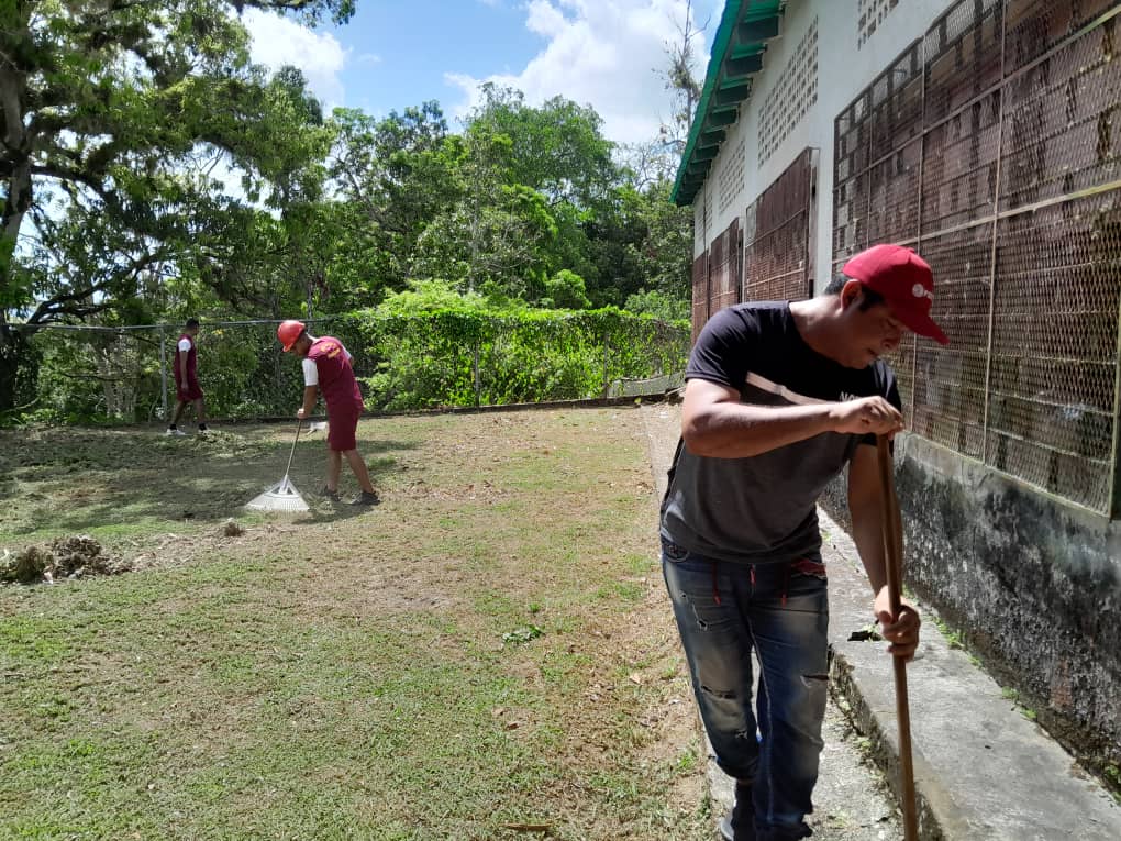 JessBritoJr1's tweet photo. Jornada de limpieza por parte de la Fuerza Armada Nacional Bolivariana a través de las Bricomiles, enlazado con el Equipo Político PSUV y la comisión de Educación del PSUV. TRABAJO EN EQUIPO VICTORIA SEGURA @ErnestoLunaPsuv @Eddalys7 @Cosme_Psuv @JeankartA @Reinaldo_PSUV https://t.co/9JiVJeN0hF
