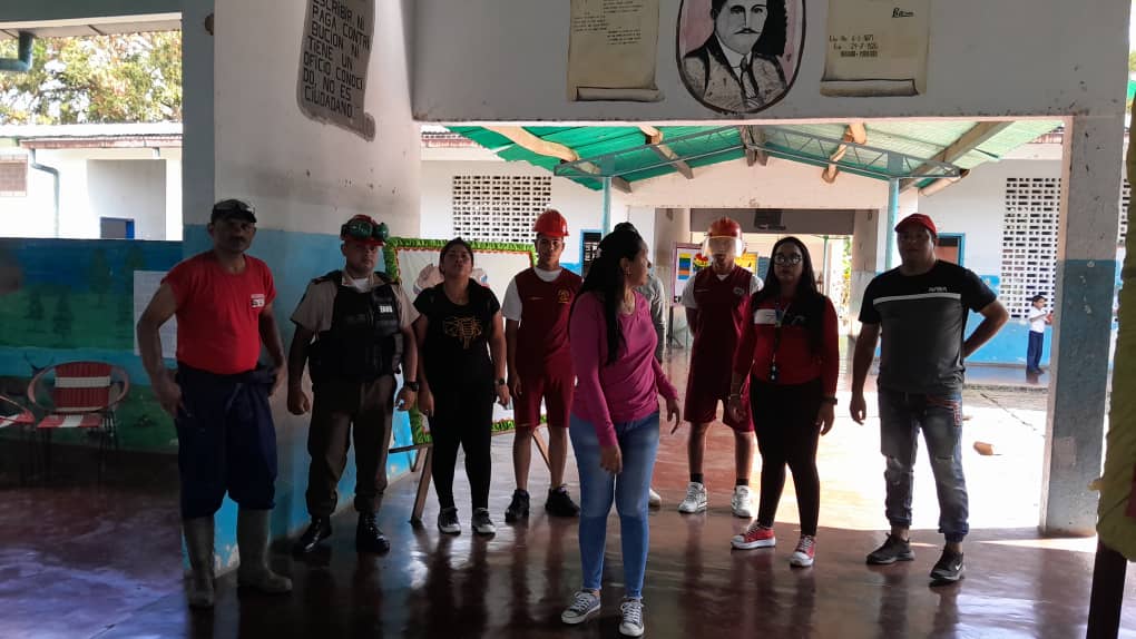 JessBritoJr1's tweet photo. Jornada de limpieza por parte de la Fuerza Armada Nacional Bolivariana a través de las Bricomiles, enlazado con el Equipo Político PSUV y la comisión de Educación del PSUV. TRABAJO EN EQUIPO VICTORIA SEGURA @ErnestoLunaPsuv @Eddalys7 @Cosme_Psuv @JeankartA @Reinaldo_PSUV https://t.co/9JiVJeN0hF